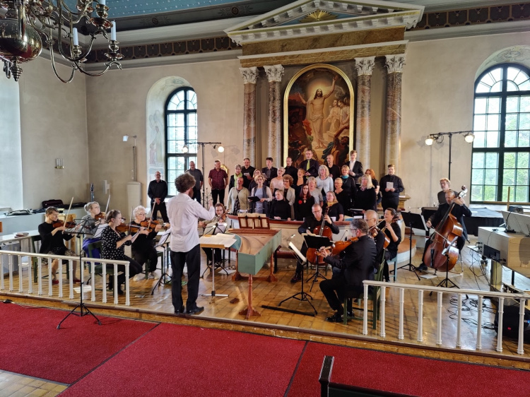 Kuoro ja orkesteri Uskelan kirkossa