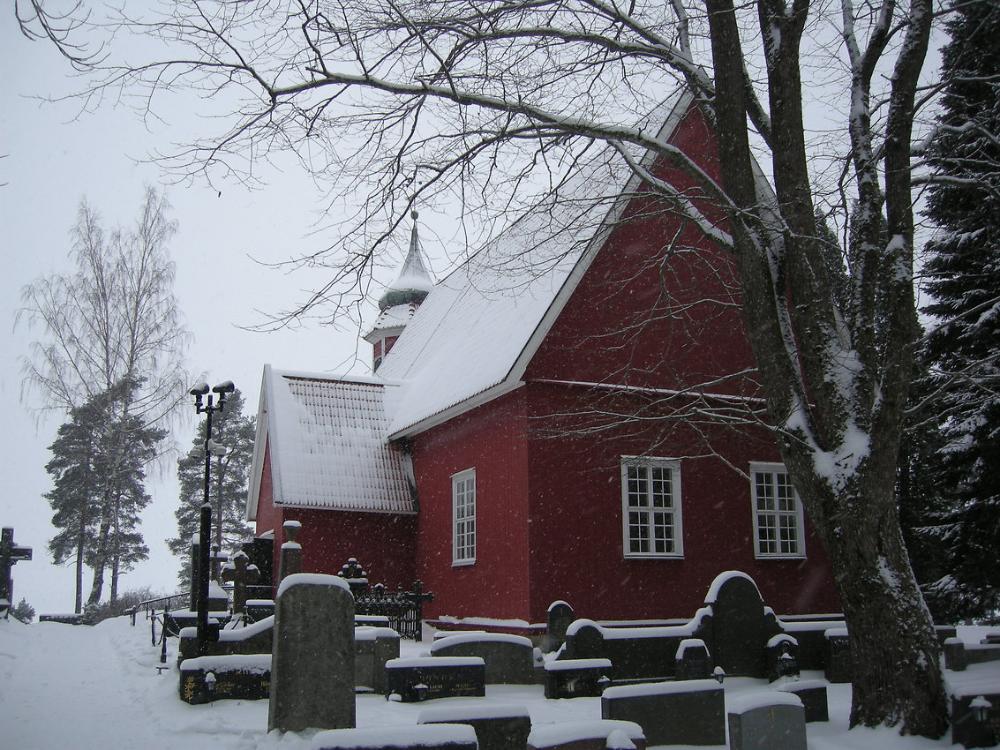 Angelniemen kirkko lumisessa maisemassa