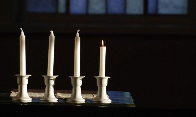 1. adventtisunnuntain kynttilä palaa