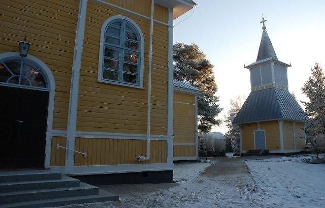 Kuusjoen kirkko pääoven suunnalta kuvattuna talvella