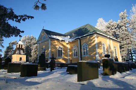 Muurlan kirkko ulkoapäin kuvattuna talvella