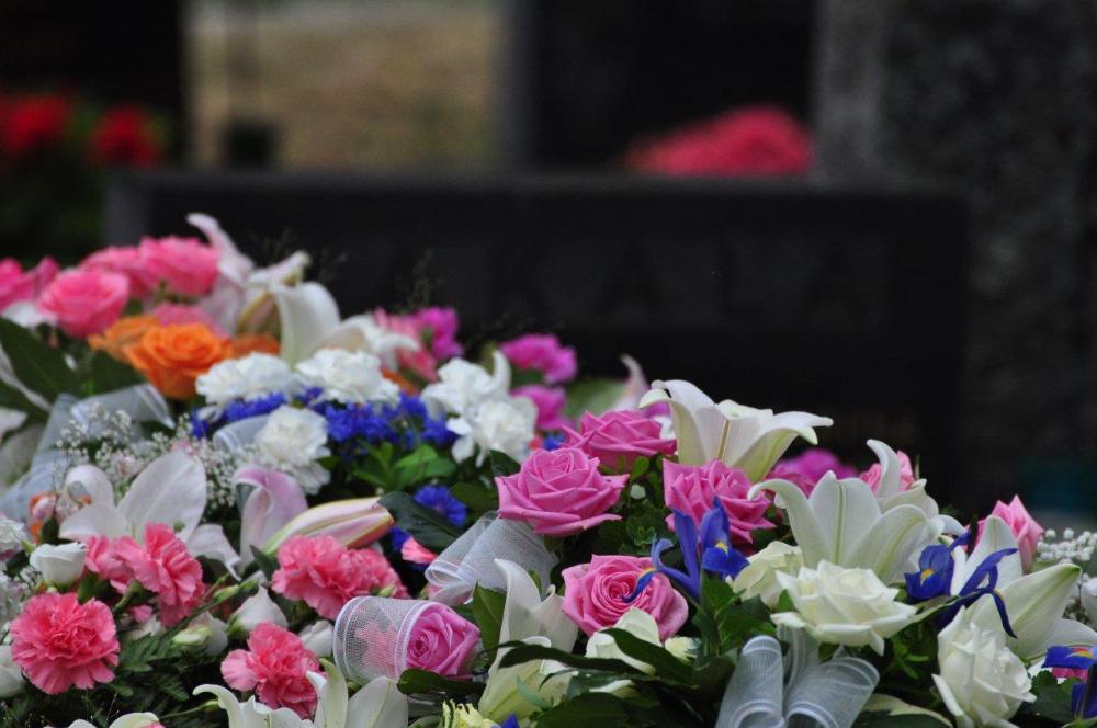 Kukkia arkun päällä hautausmaalla.