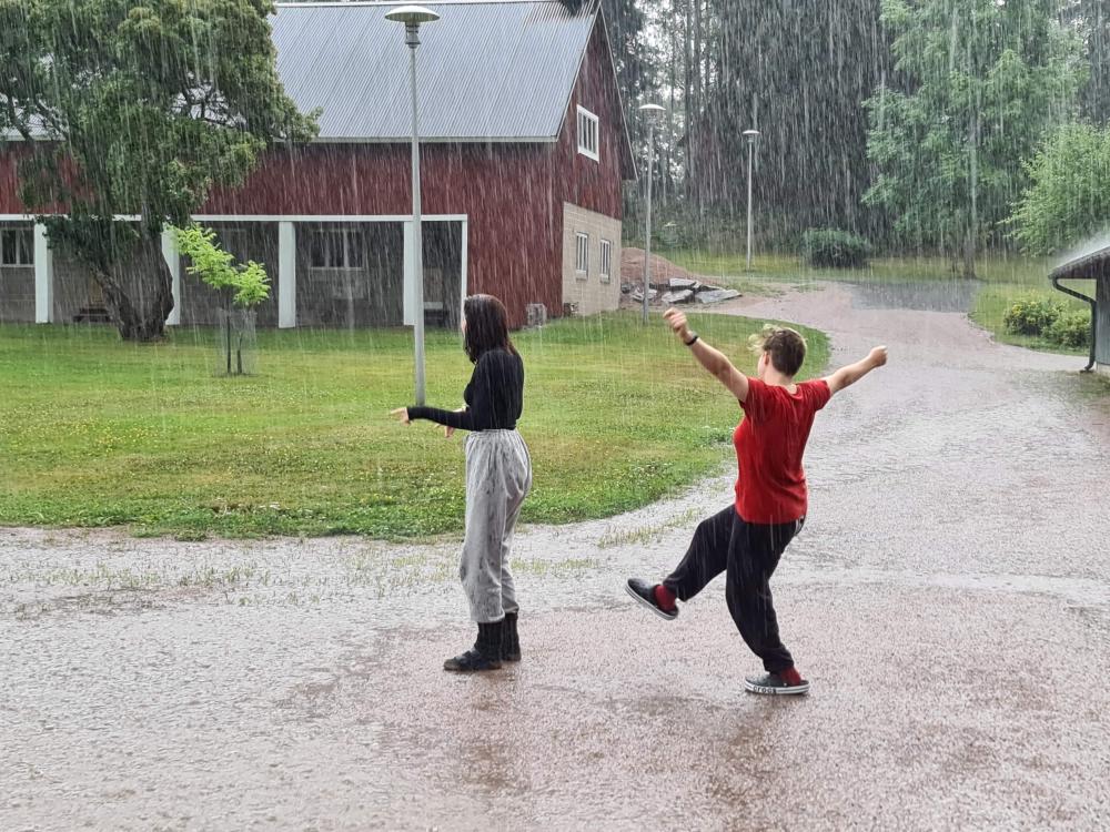 Kaksi ihmistä sateessa