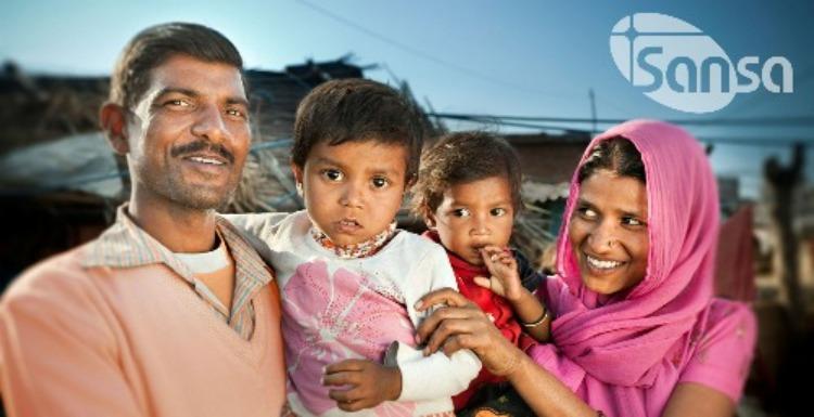 Intialainen perhe, isä, äiti ja kaksi lasta vanhempiensa sylissä