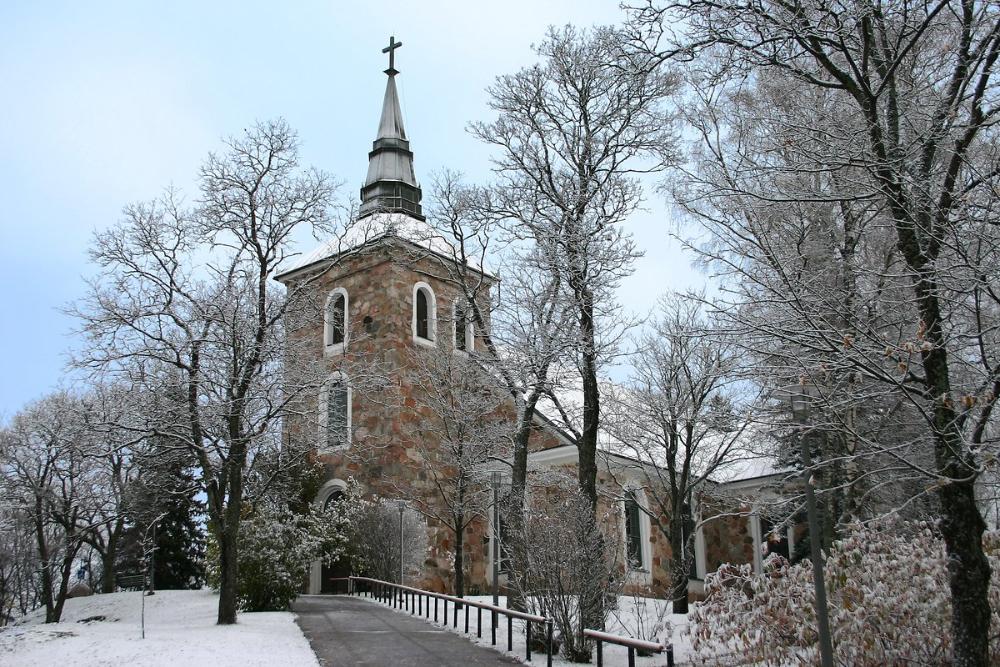 Uskelan kirkko pääoven suunnalta kuvattuna talvella