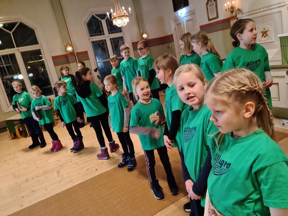 Lapsikuorolaisia vihreissä paidoissaan Salon kirkossa