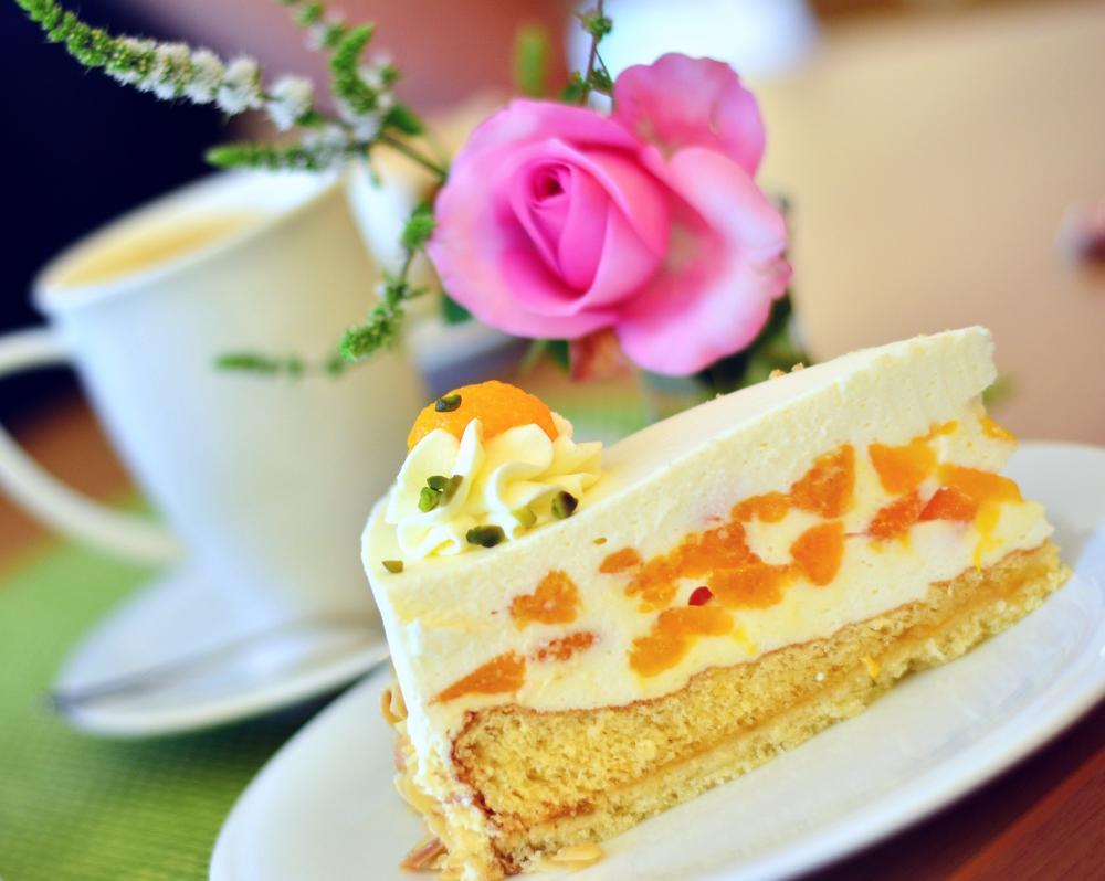 kakkupala, kahvikuppi ja ruusu