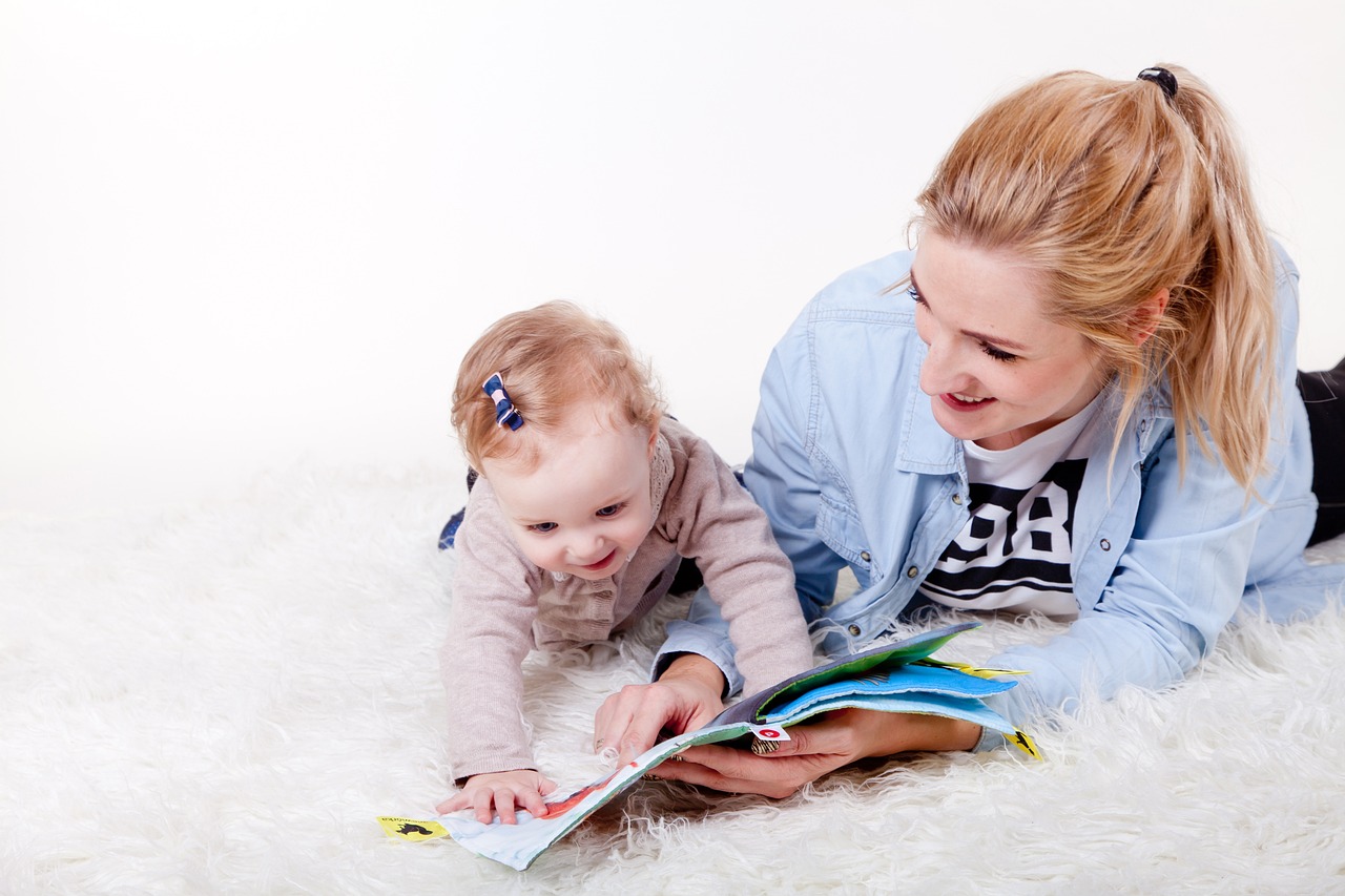 Äiti ja lapsi lukevat kirjaa