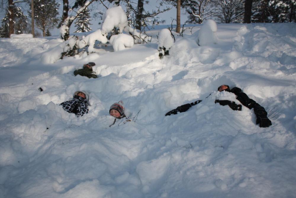 Ihmisiä makaa lumihangessa