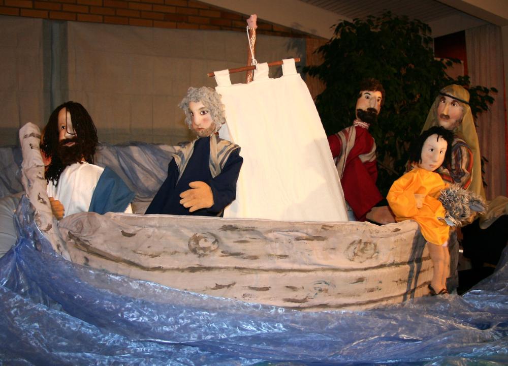 Askarreltu purjevene, jossa nukkeina Jeesus ja neljä opetuslasta.