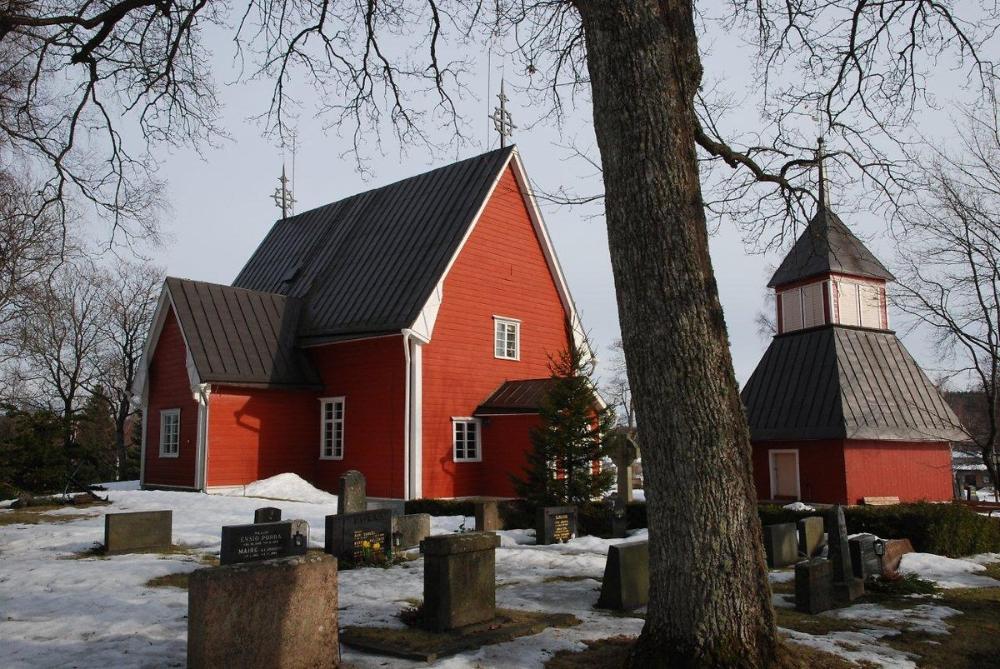 Särkisalon kirkko ulkoapäin kuvattuna talvella