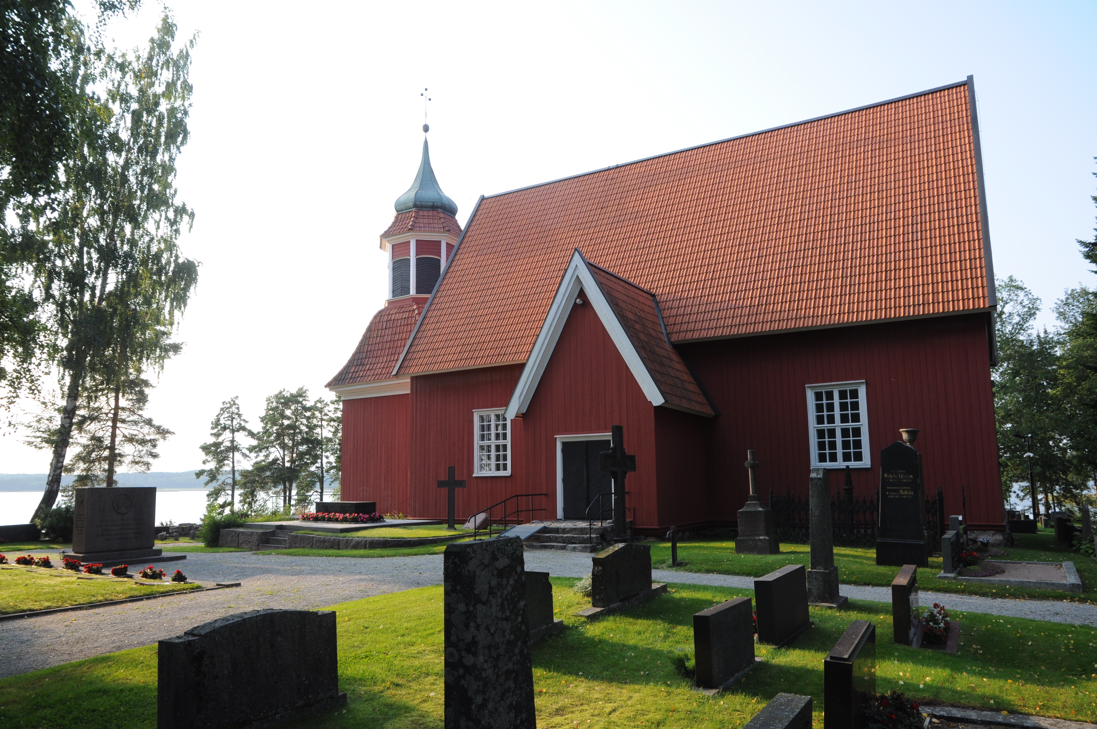 Angelniemen kirkko ja meri taustalla