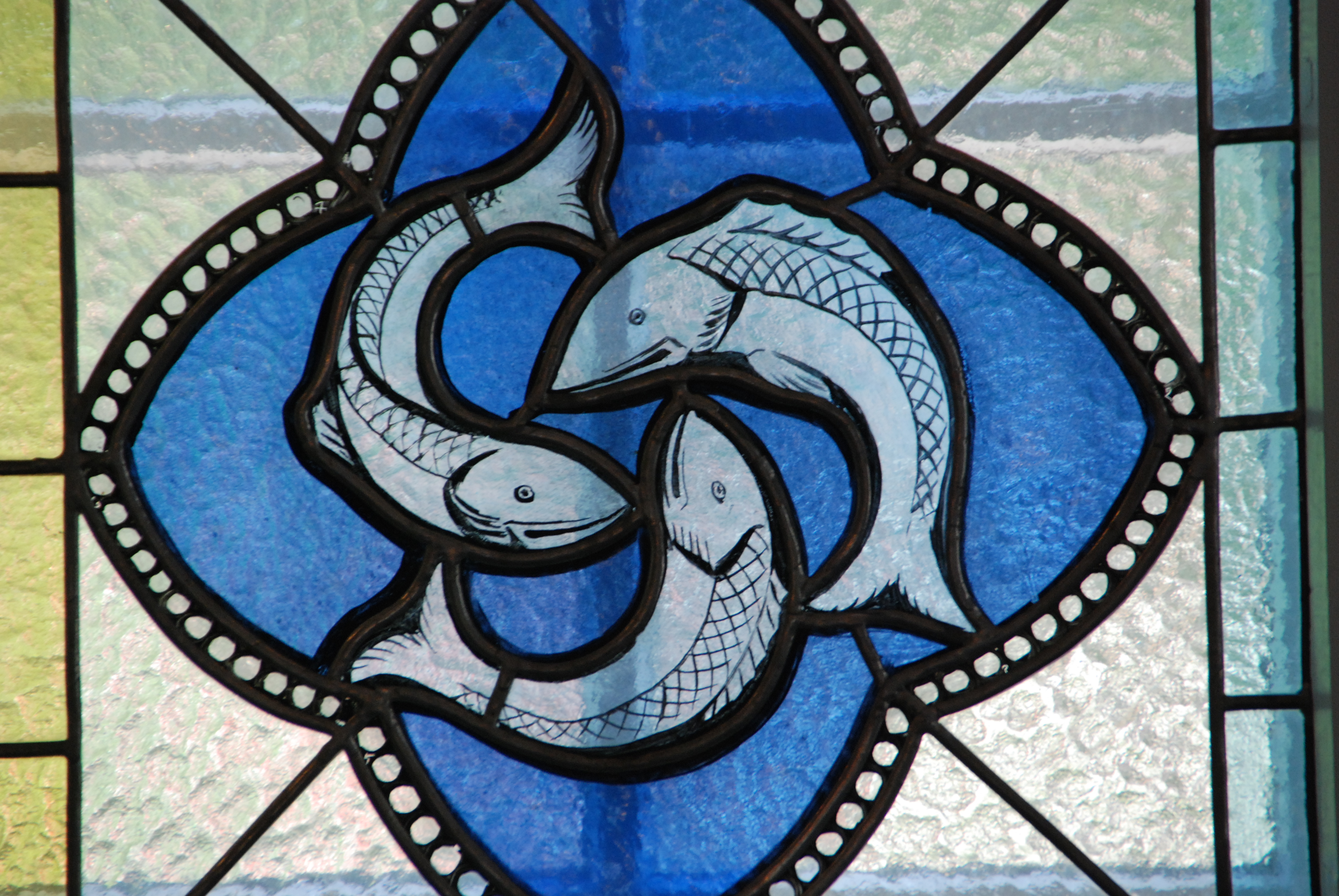 Angelniemen kirkon ikkunamaalaus, kalat