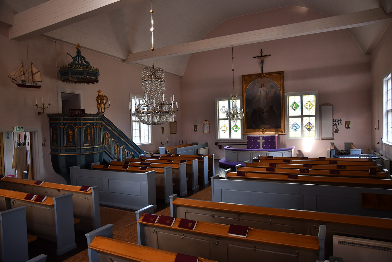 Angelniemen kirkon sisänäkymä alttarille päin