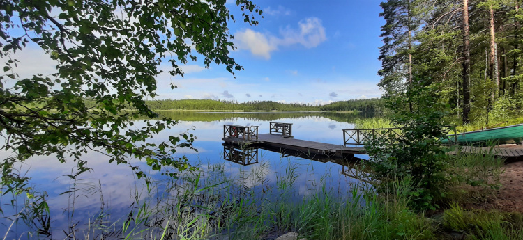 Seurakunnan saunailta Lammenjärven rantaa ja laituri