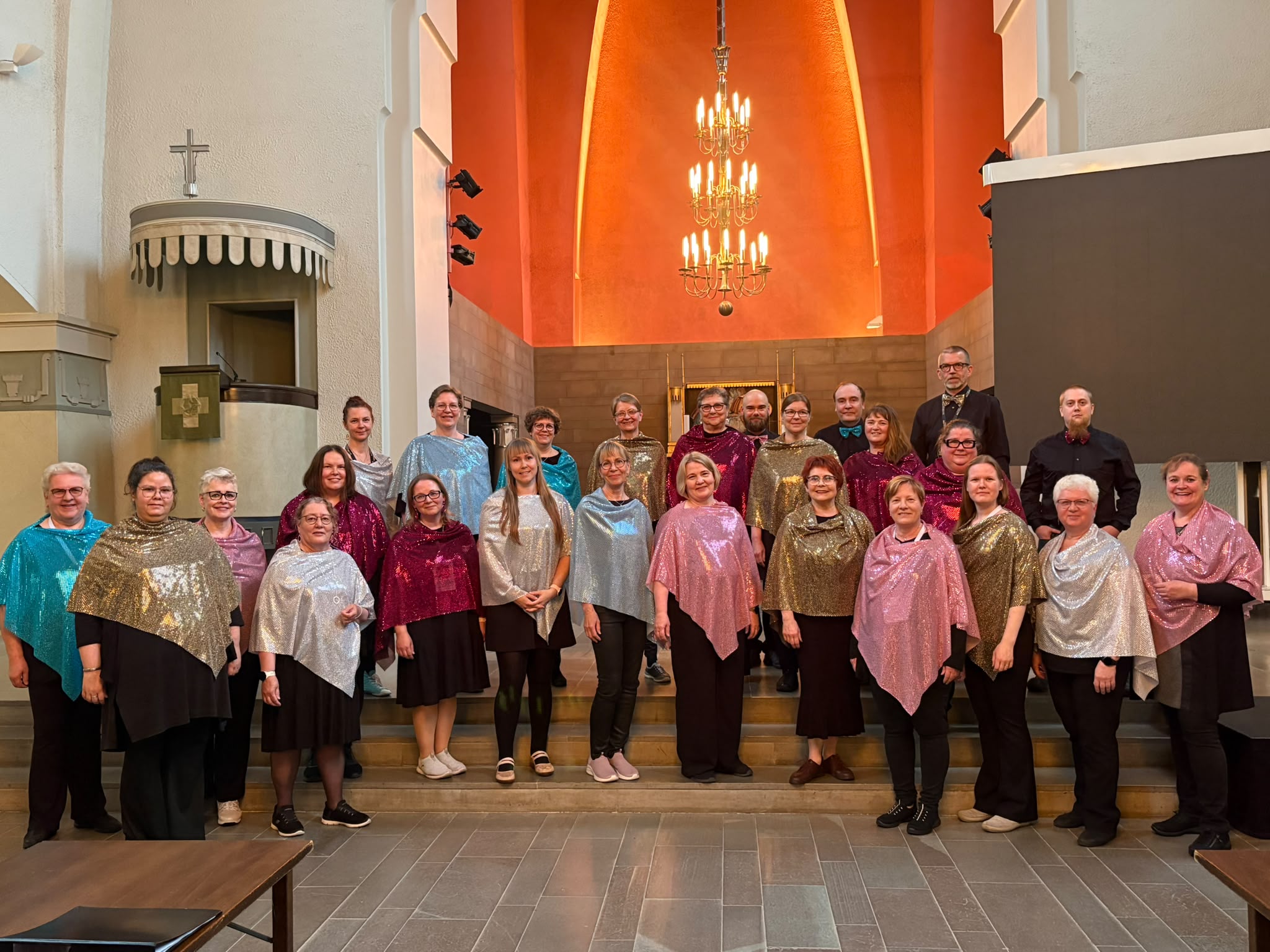 Gospelkuoro festareilla laulamassa