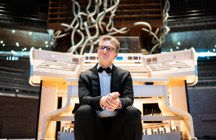 Kesäkonsertti Uskelan kirkossa Urkuri musiikkitalon urkujen soittopöydän äärellä