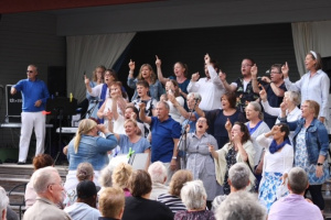 Baltic Gospel Singers ulkoilmakonsertissaan Västanfjärdin Kalkholmenissa keväällä 2022