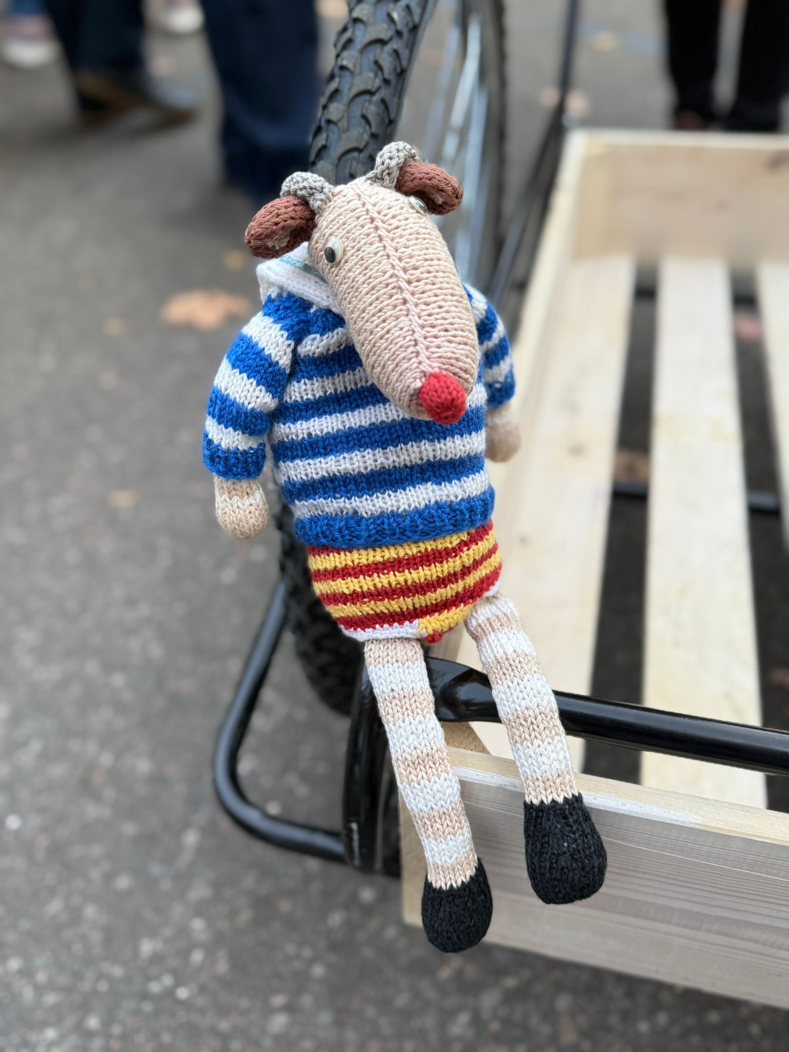 Pehmoeläin käsikärryjen laidalla