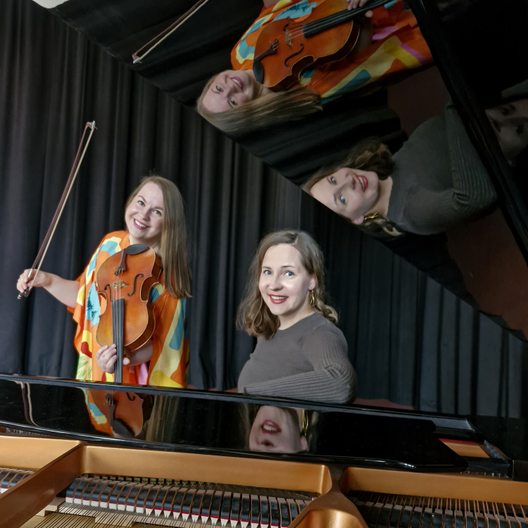 Kesäkonsertti Salon kirkossa esiintyjät flyygelin äärellä, kuvat heijastuu myös flyygelin kannesta