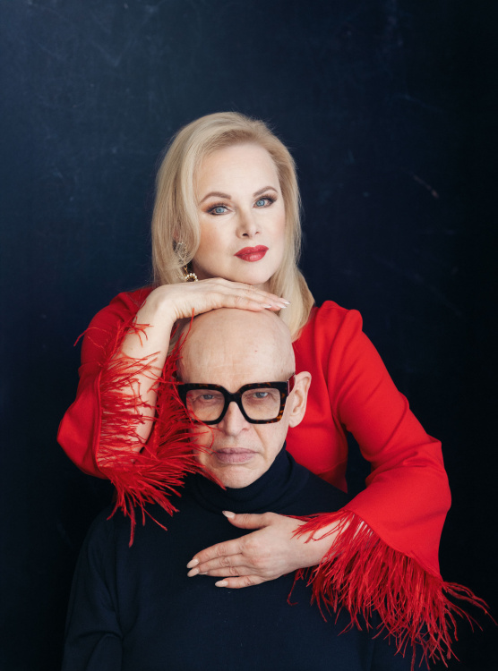 Helena Lindgren ja Jorma Uotinen, tumma tausta