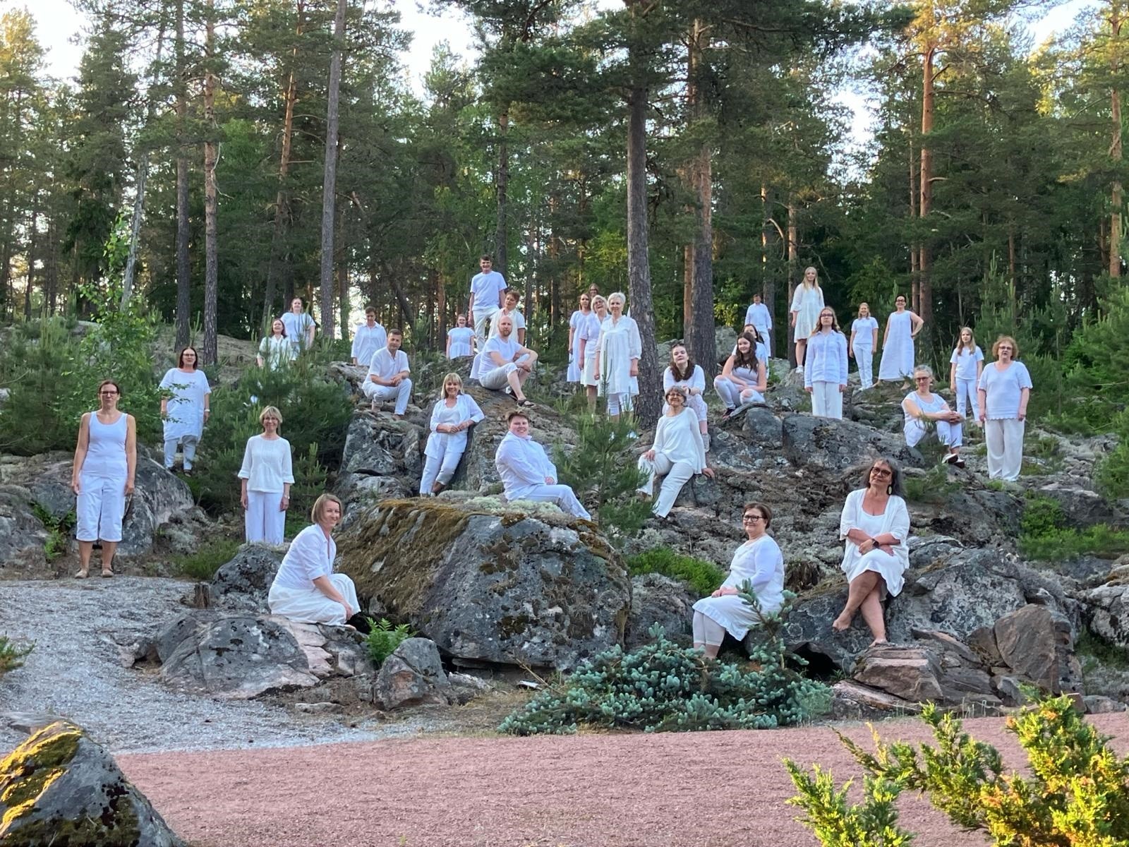Kuorolaisia kalliolla 