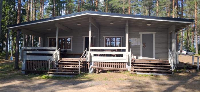 Iltapäivä Liparilla, os. Liparintie 95 Liparimaja ulkoapäin