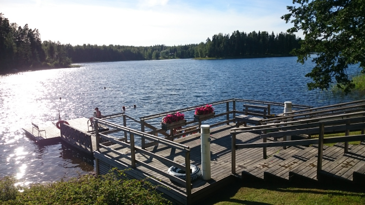 Saunailta Naarilassa Aurinkoinen päivä Naarilan rannassa