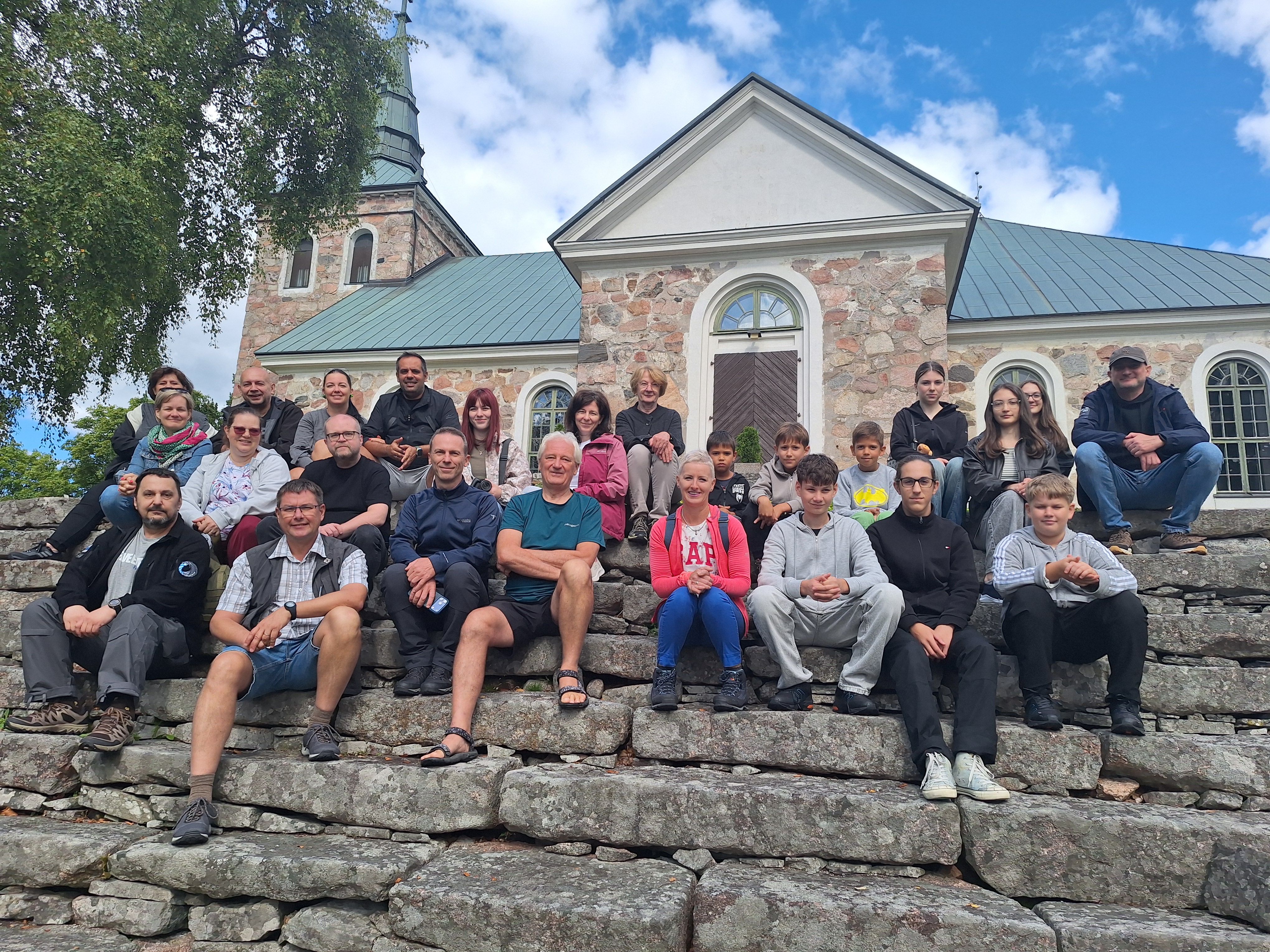 Ryhmäkuva Uskelan kirkon edustalla