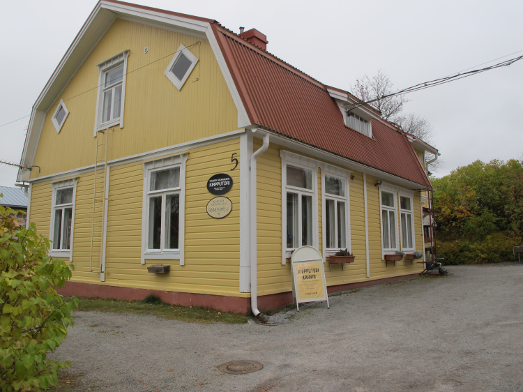 Vanha keltainen puutalo. Rysä ulkoapäin.