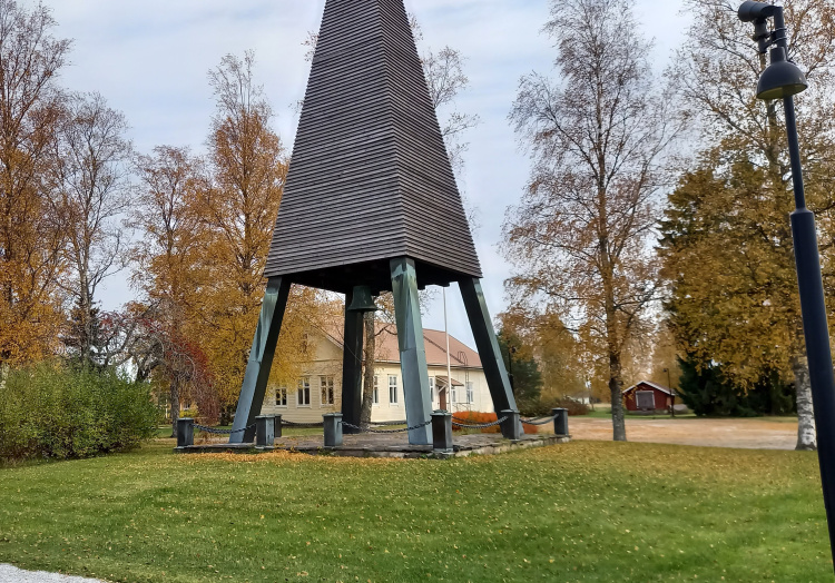 Etualalla kellotorni, taustalla keltainen srk-koti