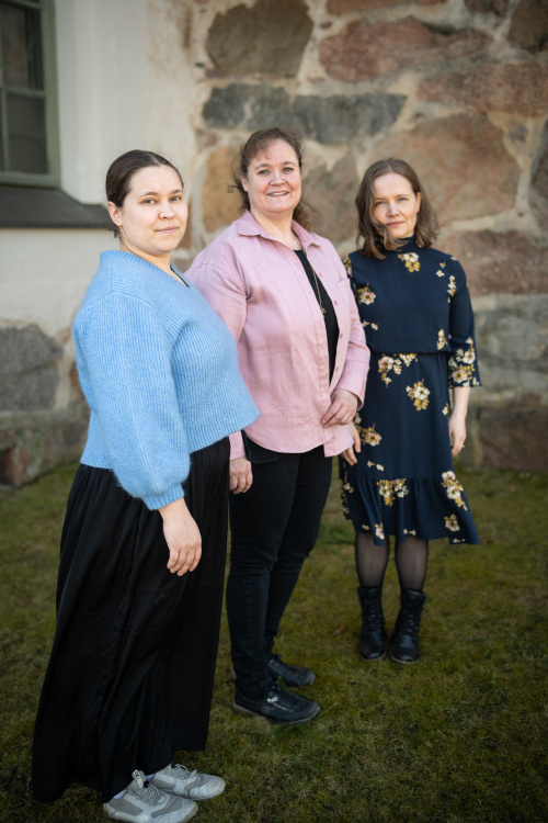 esiintyjät Uskelan ulkoseinän edessä, kuva Kai Fagerström