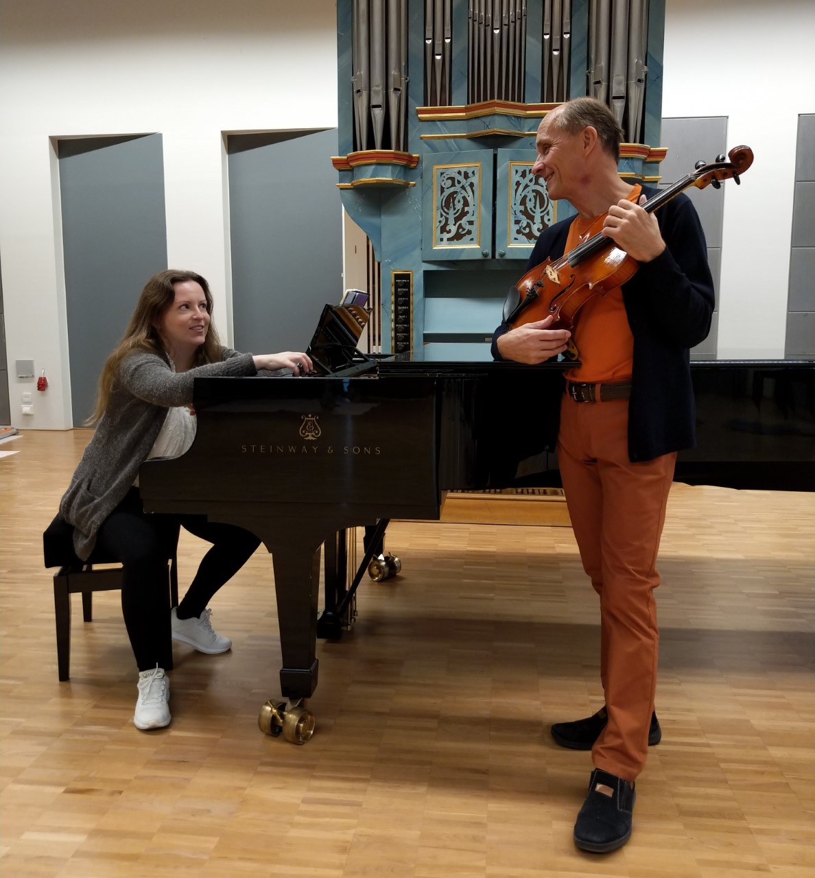 Konsertti Salon kirkossa pianisti ja viulisti soittimineen