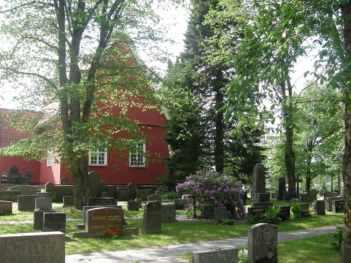 Angelniemen hautausmaata kesällä, taustalla Angelniemen kirkko
