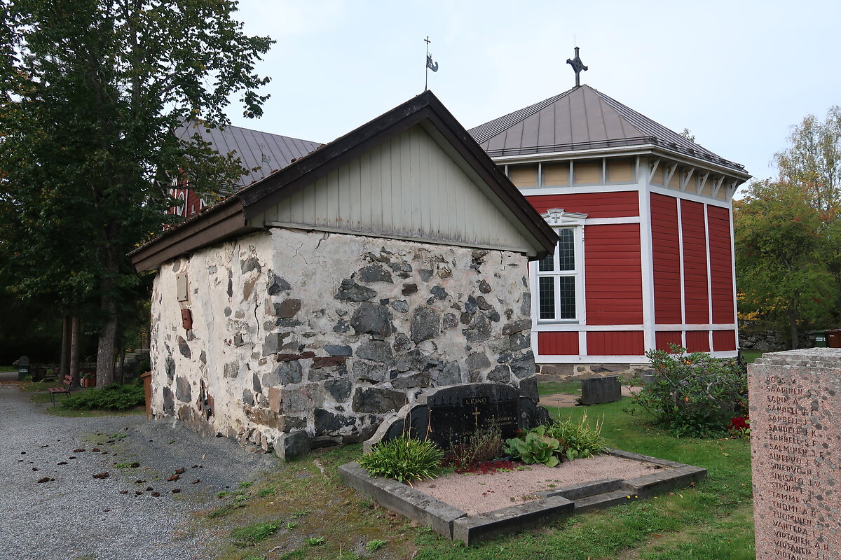 Kiskon hautausmaa Horn-suvun keskiaikainen hautakappeli