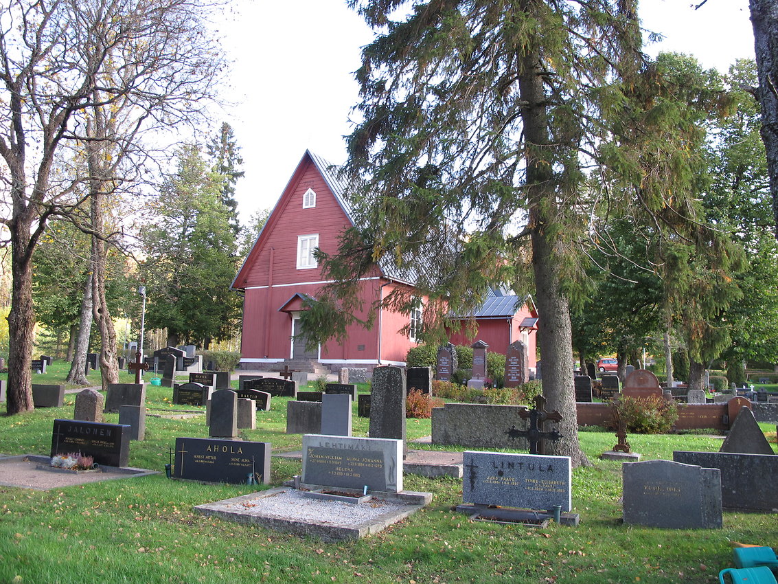 Yliskylän hautausmaa ja taustalla Yliskylän kirkko