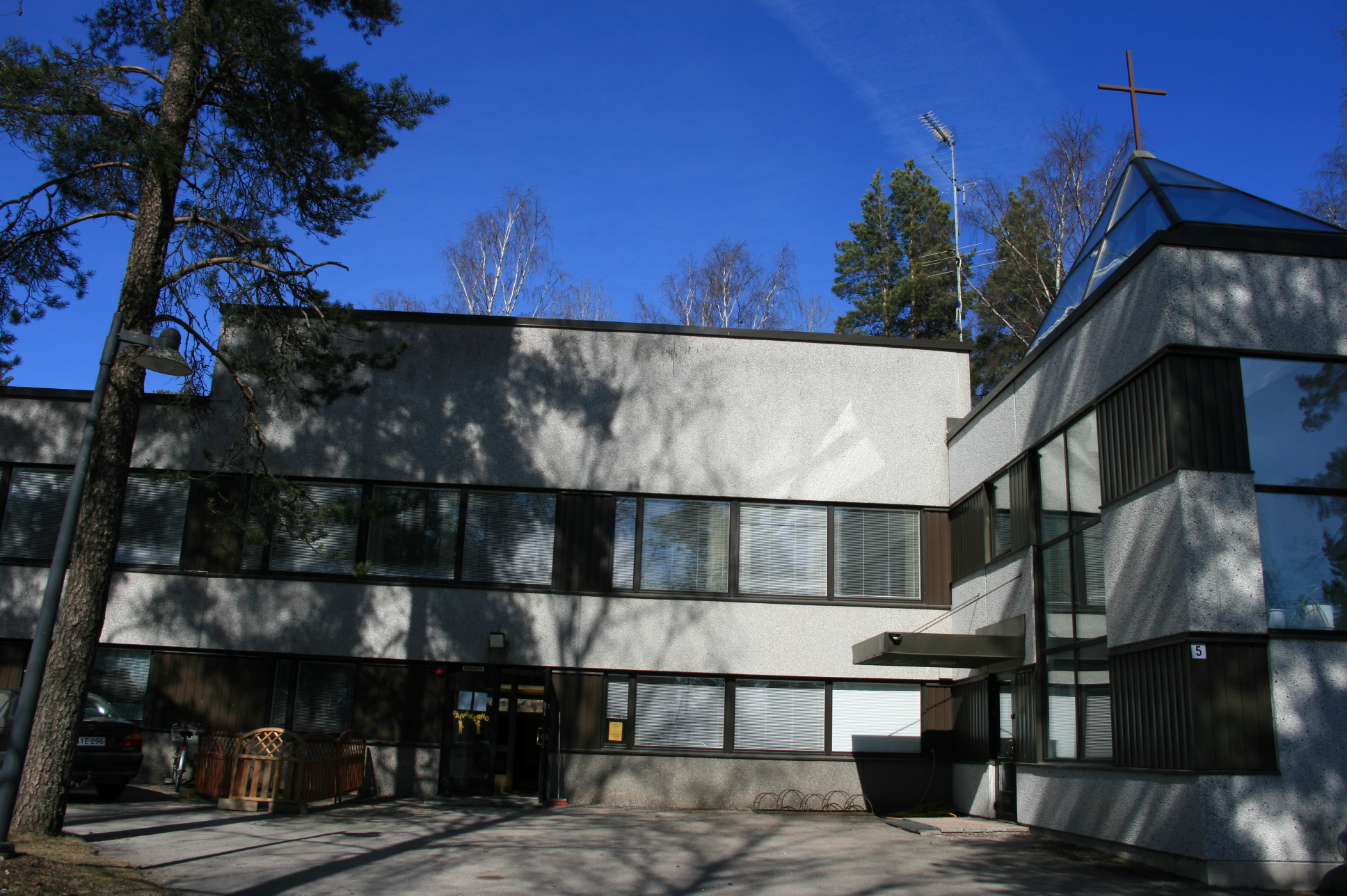 Perttelin seurakuntatalo Perttelin seurakuntatalo ulkoa kuvattuna