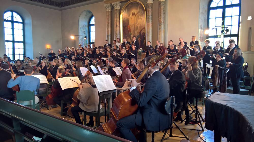 Iso kuoro ja orkesteri esiintyy Uskelan kirkossa