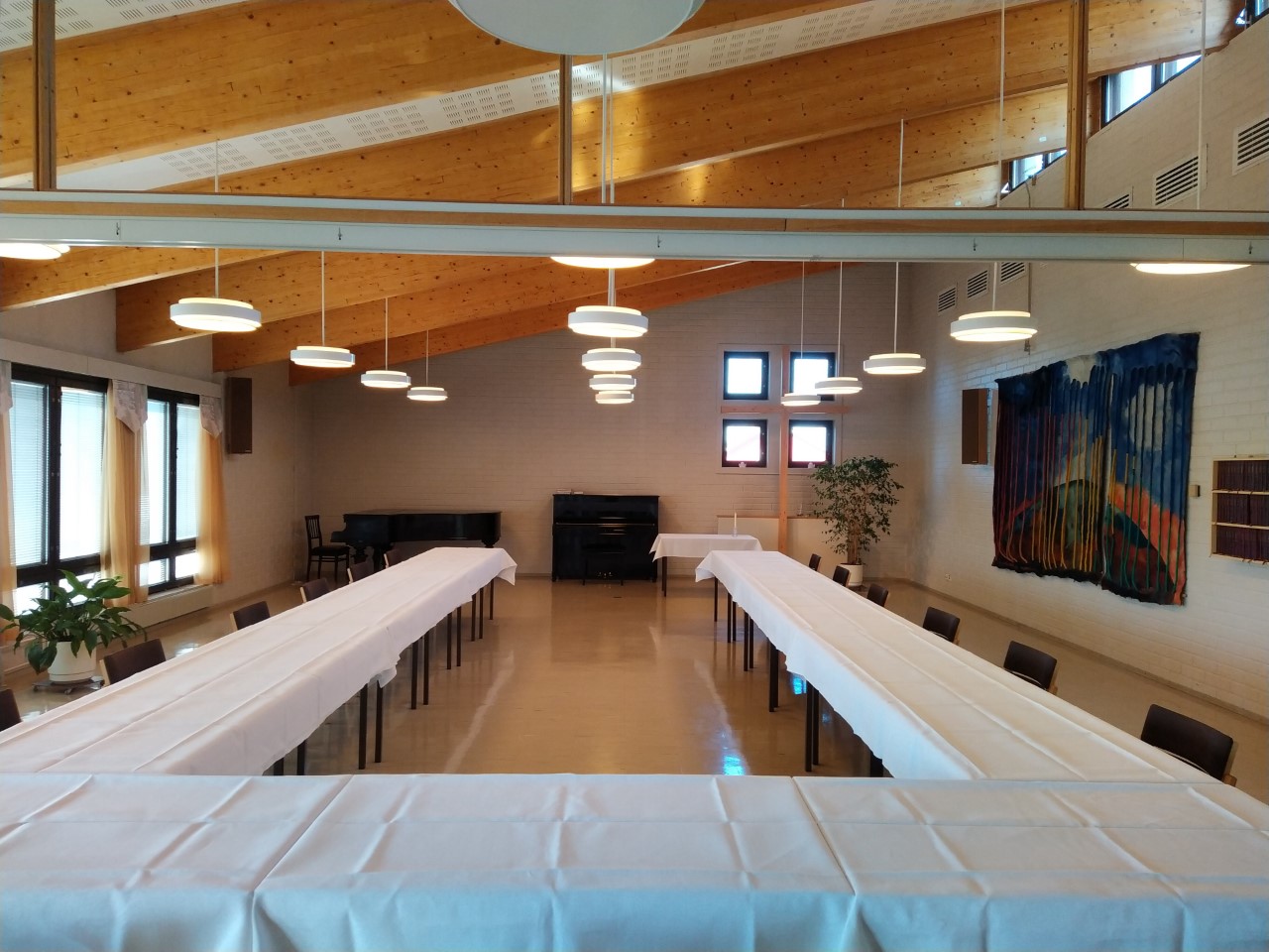 Paunalan seurakuntakodin sali, pöydät liinoitettuna
