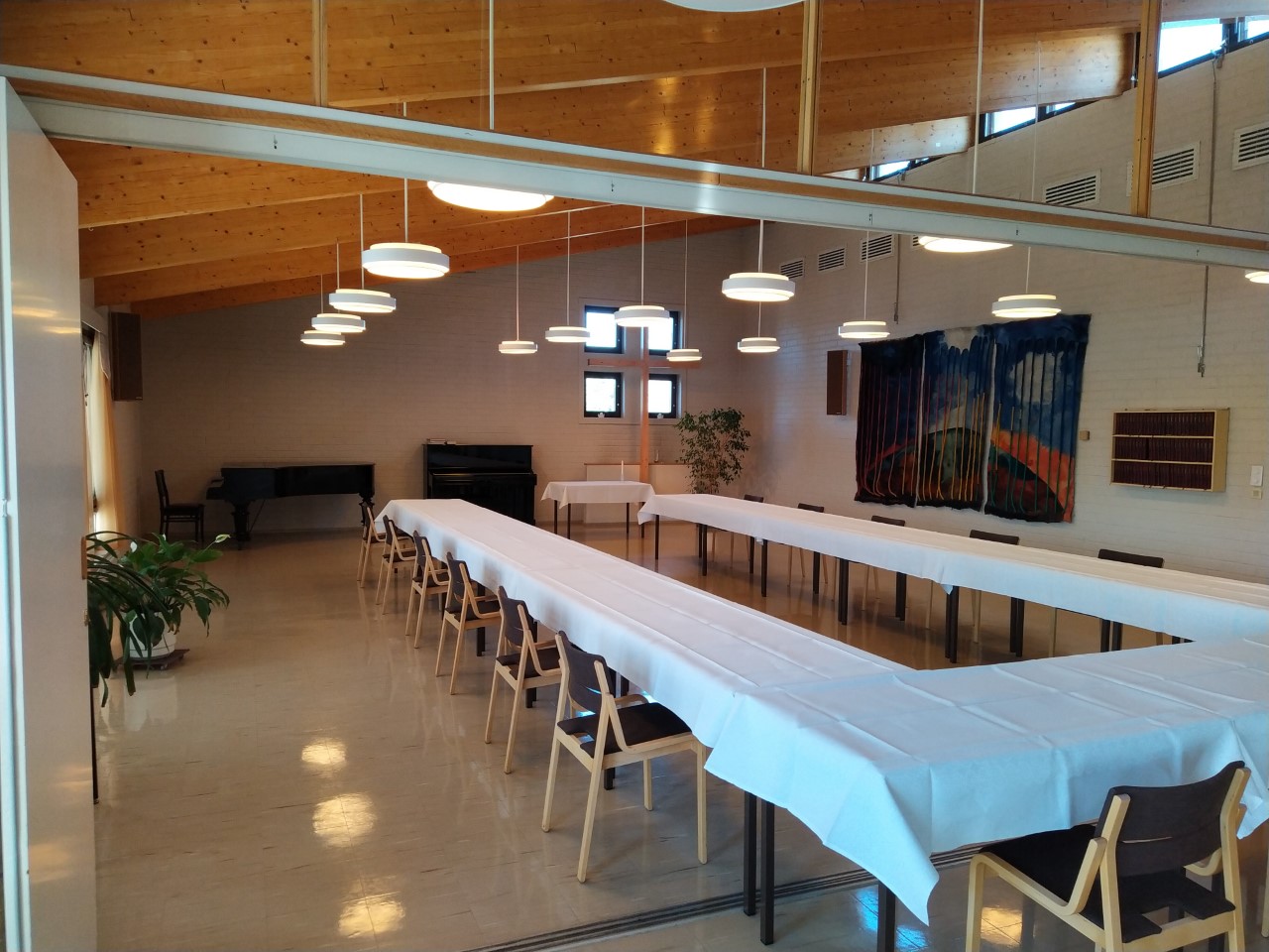 Paunalan seurakuntakodin sali, pöydät liinoitettuna