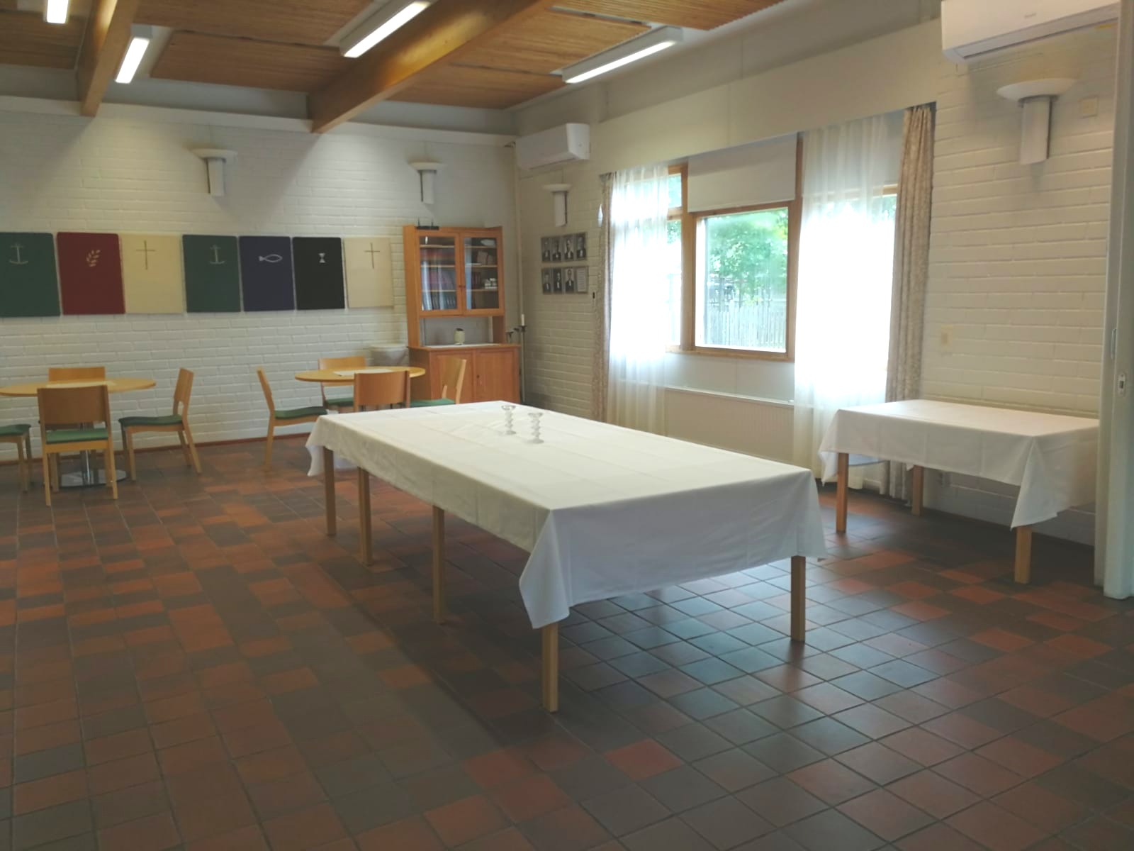 Särkisalon seurakuntakodin sali, pöydät liinoitettuna