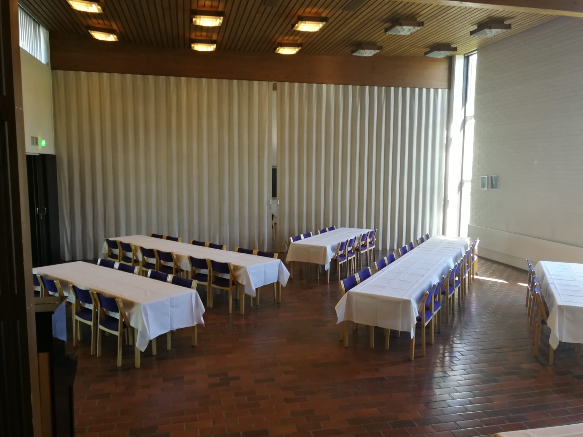 Perniön seurakuntatalon sali, pöydät liinoitettuna