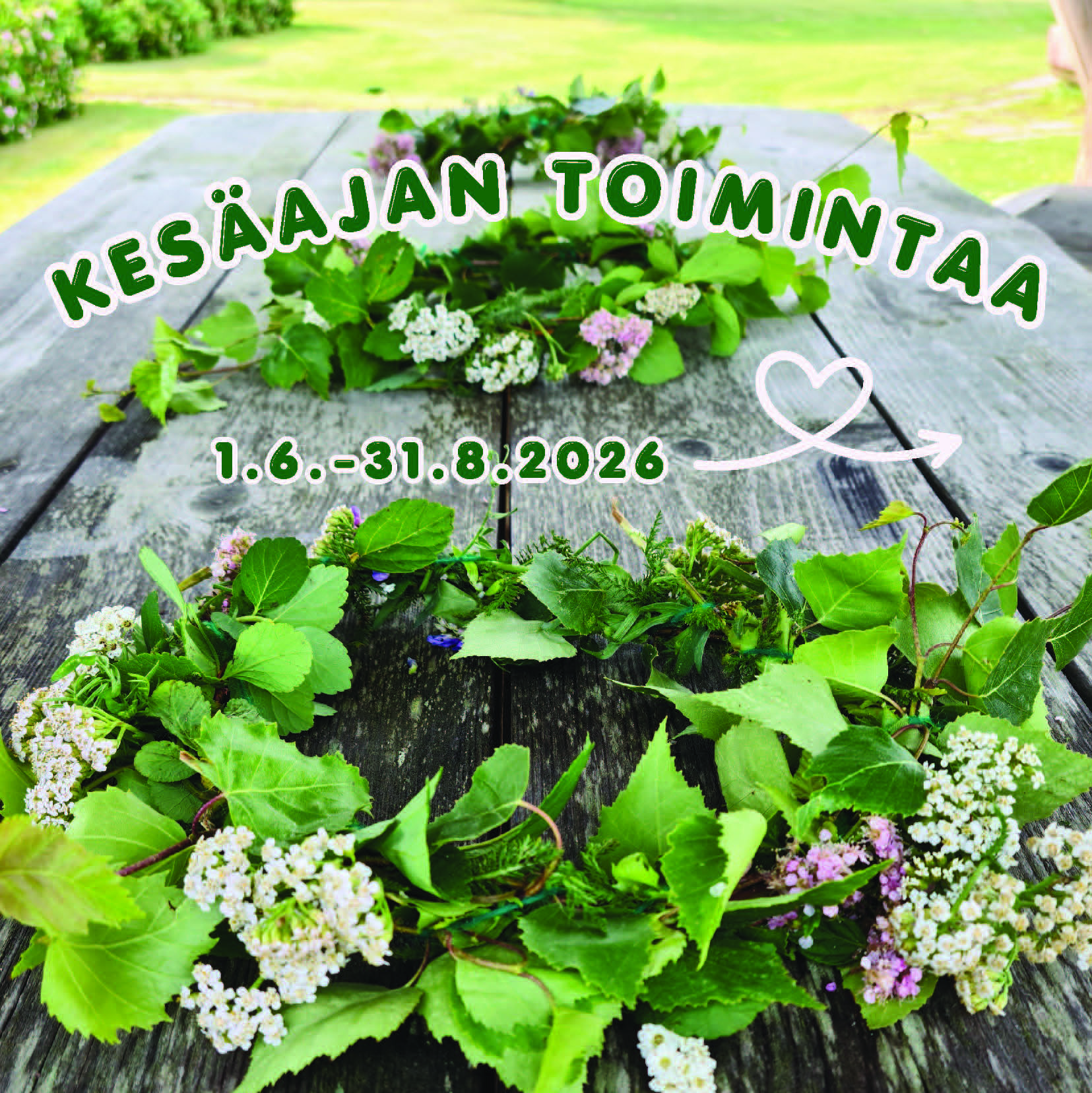 Kesäajan toimintaa -esitteen kansi, kukkaseppeleitä pöydällä